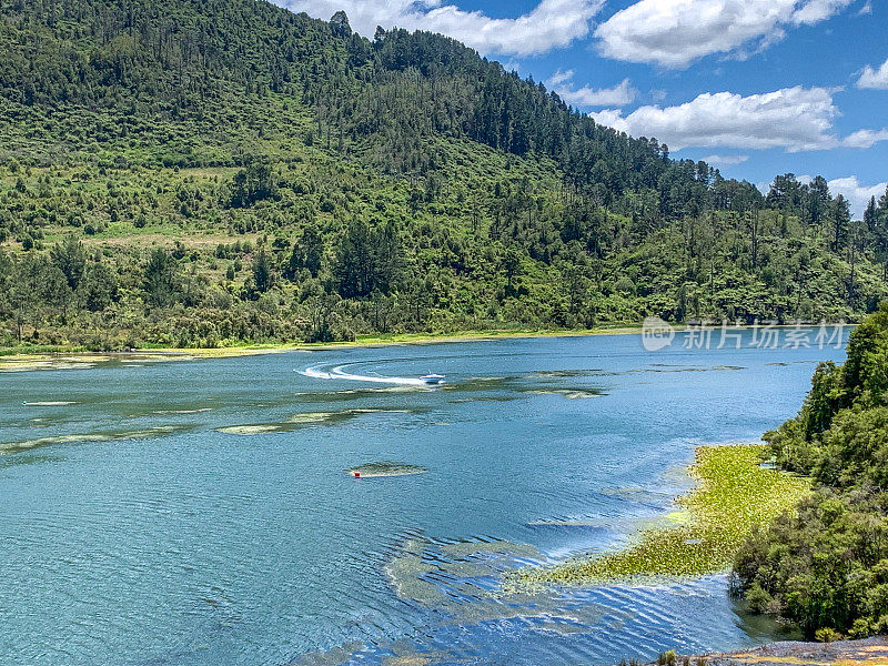 新西兰陶波隐藏山谷的Orakei Korako地热公园和洞穴